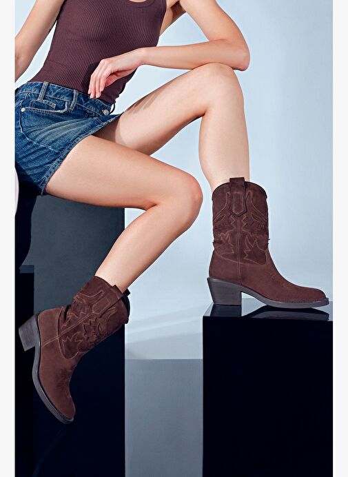 Kadın Kahverengi Kısa Kalın Topuklu Süet Deri Kovboy Bot 25AFD184210 - Görsel 2