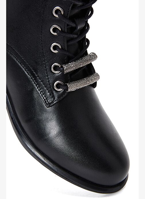 Kadın Siyah Bağcıklı Fermuar Detaylı Deri Postal Bot 25WFD420118 - Görsel 9