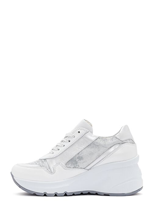 Kadın Beyaz Dolgu Topuklu Bağcıklı Deri Sneaker 25SFD370814 - Görsel 3