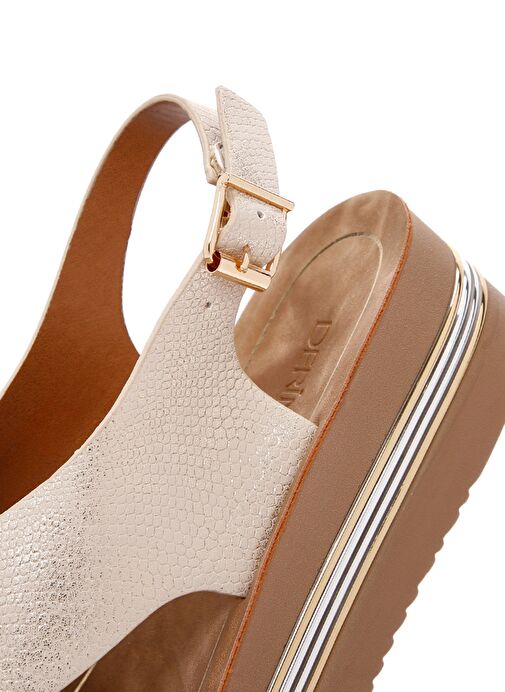 Kadın Altın Kalın Tabanlı Metalik Sandalet 25SFE461432 - Görsel 9