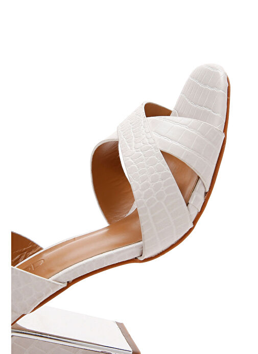 Kadın Beyaz Bilekten Bantlı Kalın Topuklu Kroko Sandalet 25SFE4623E3 - Görsel 8