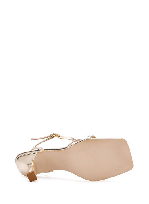 Kadın Altın Metalik Bilekten Bantlı İnce Topuklu Sandalet 25SFE390032 - Görsel 6