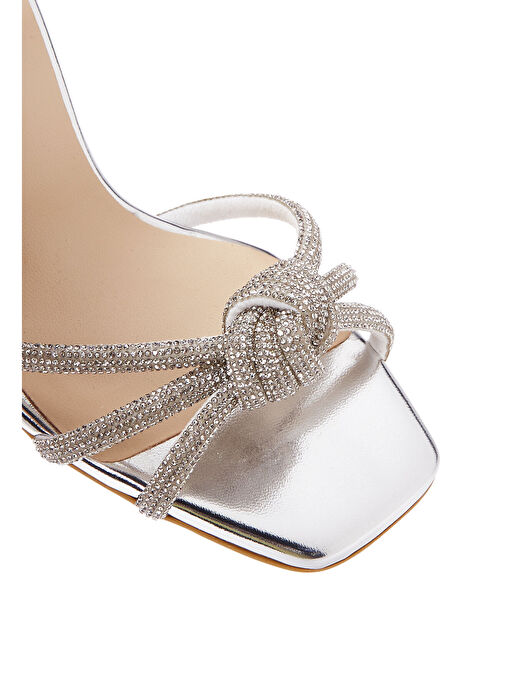 Kadın Gümüş Bilekten Tokalı Taşlı İnce Topuklu Sandalet 25SFE3901TS - Görsel 9