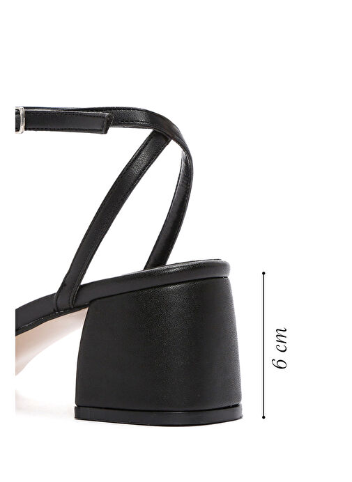 Kadın Siyah Bilekten Bantlı Kalın Topuklu Sandalet 25SFE390218 - Görsel 3