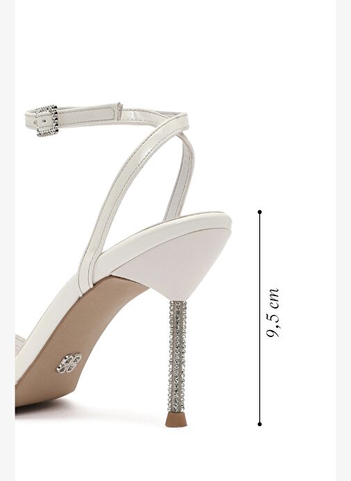 Kadın Beyaz Bilekten Tokalı Taşlı İnce Topuklu Rugan Sandalet 25SFE391416 - Görsel 3