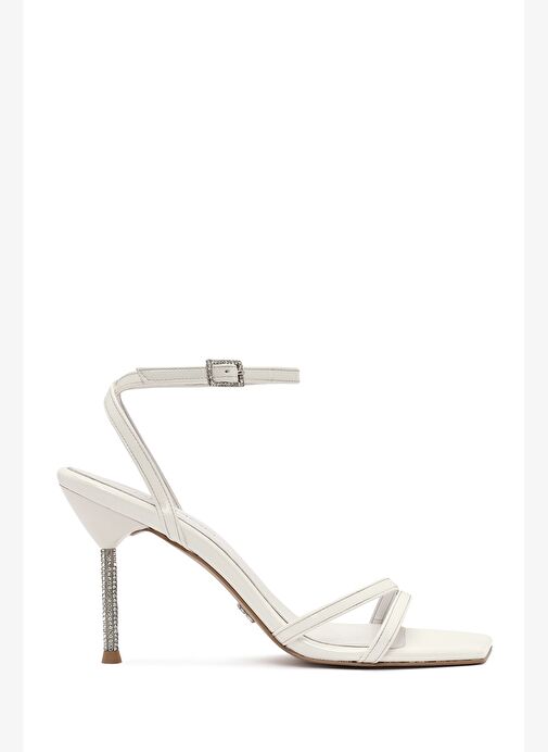 Kadın Beyaz Bilekten Tokalı Taşlı İnce Topuklu Rugan Sandalet 25SFE391416 - Görsel 2