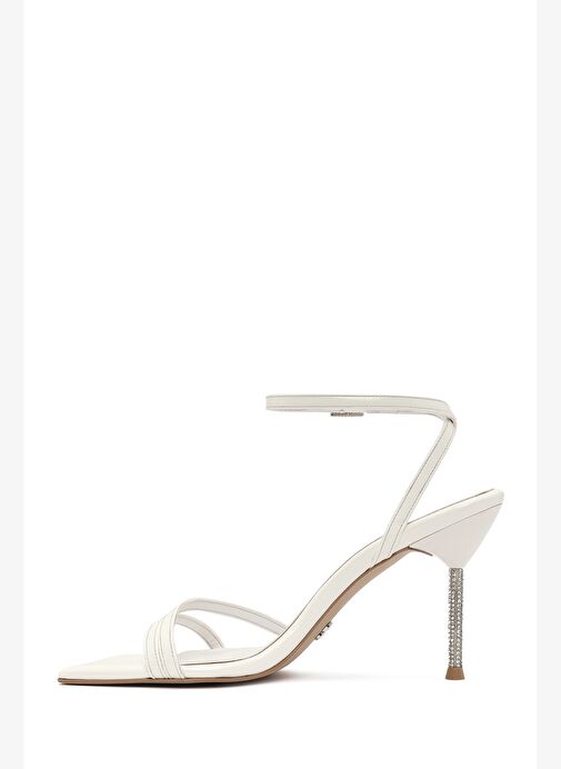 Kadın Beyaz Bilekten Tokalı Taşlı İnce Topuklu Rugan Sandalet 25SFE391416 - Görsel 5