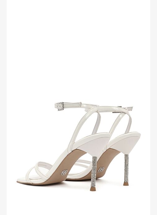 Kadın Beyaz Bilekten Tokalı Taşlı İnce Topuklu Rugan Sandalet 25SFE391416 - Görsel 7