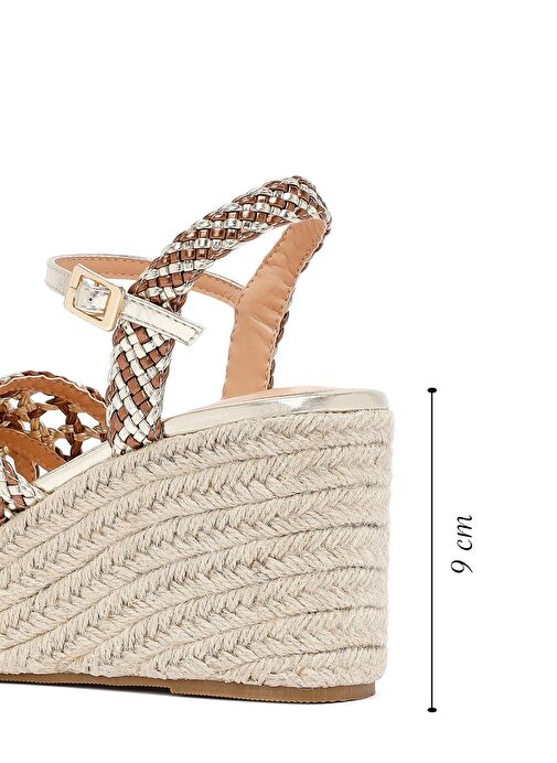 Kadın Altın Bilekten Tokalı Dolgu Topuklu Örgü Sandalet 25SFE451829 - Görsel 3