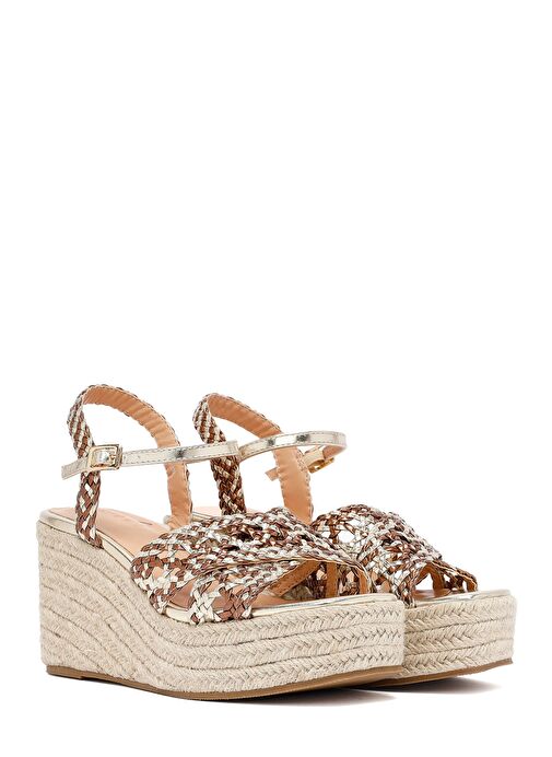 Kadın Altın Bilekten Tokalı Dolgu Topuklu Örgü Sandalet 25SFE451829 - Görsel 4