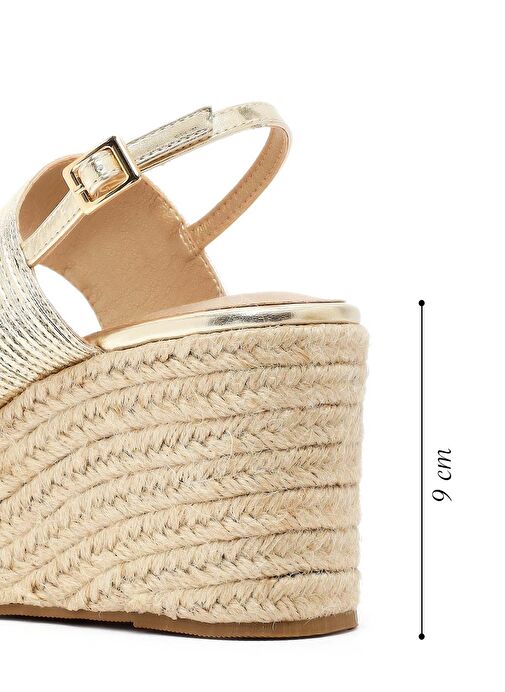 Kadın Altın Bilekten Tokalı Dolgu Topuklu Metalik Sandalet 25SFE452132 - Görsel 3