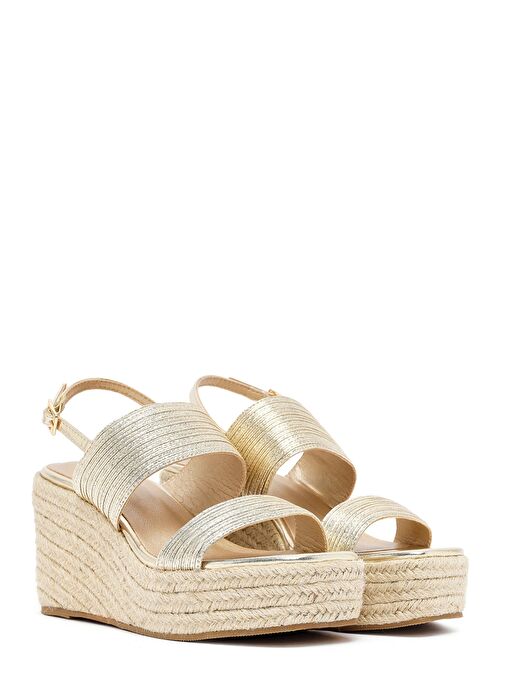Kadın Altın Bilekten Tokalı Dolgu Topuklu Metalik Sandalet 25SFE452132 - Görsel 4