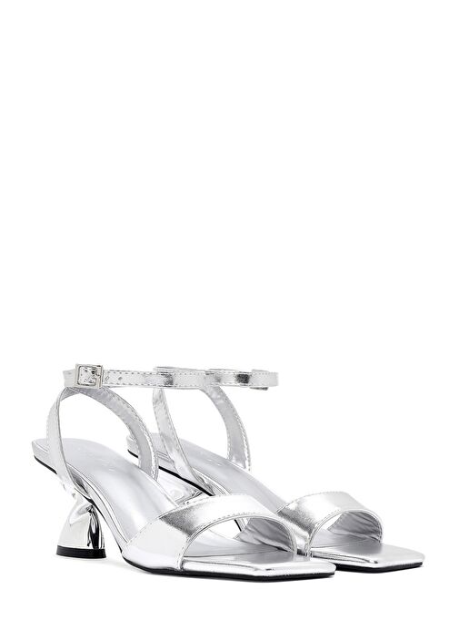 Kadın Gümüş Bilekten Tokalı Kalın Topuklu Metalik Sandalet 25SFE451632 - Görsel 4