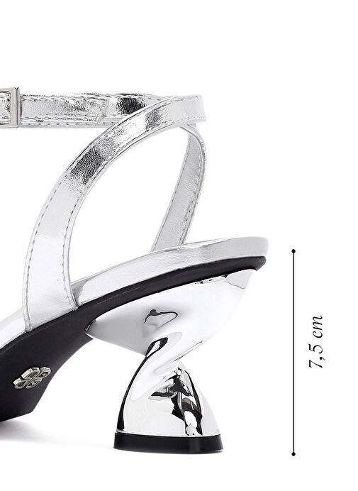 Kadın Gümüş Bilekten Tokalı Kalın Topuklu Metalik Sandalet 25SFE451632 - Görsel 3