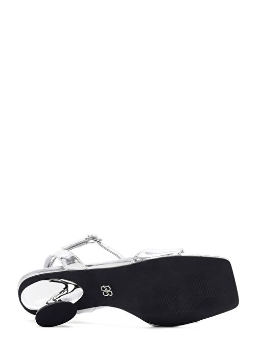 Kadın Gümüş Bilekten Tokalı Kalın Topuklu Metalik Sandalet 25SFE451632 - Görsel 6