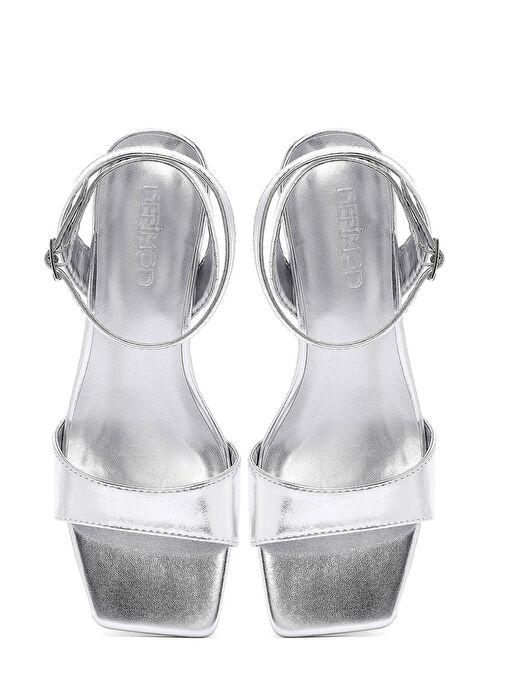 Kadın Gümüş Bilekten Tokalı Kalın Topuklu Metalik Sandalet 25SFE451632 - Görsel 9