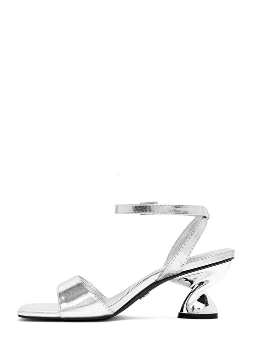 Kadın Gümüş Bilekten Tokalı Kalın Topuklu Metalik Sandalet 25SFE451632 - Görsel 5