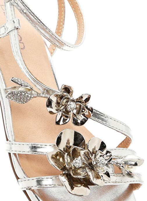 Kadın Gümüş Bilekten Tokalı Taşlı Metalik Sandalet 25SFD442132 - Görsel 9