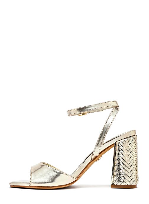 Kadın Altın Bilekten Tokalı Yüksek Kalın Topuklu Metalik Sandalet 25SFE493332 - Görsel 5