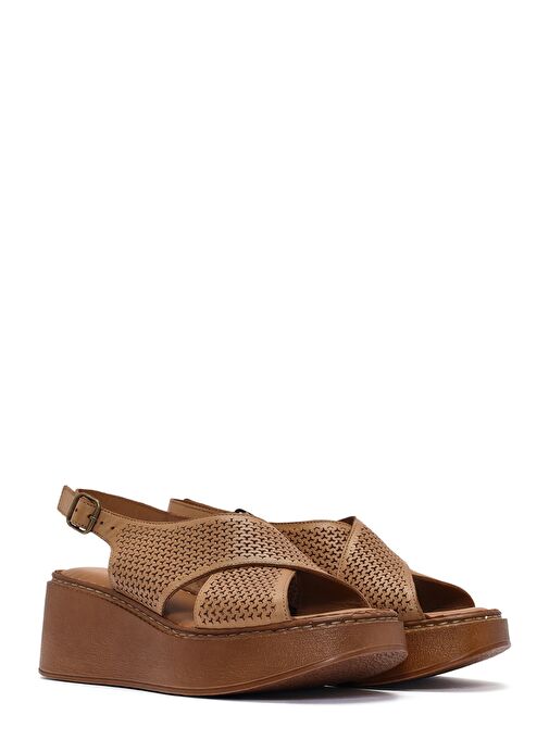 Kadın Taba Bilekten Bağlamalı Baskılı Dolgu Topuklu Deri Comfort Sandalet 25SFD342126 - Görsel 4