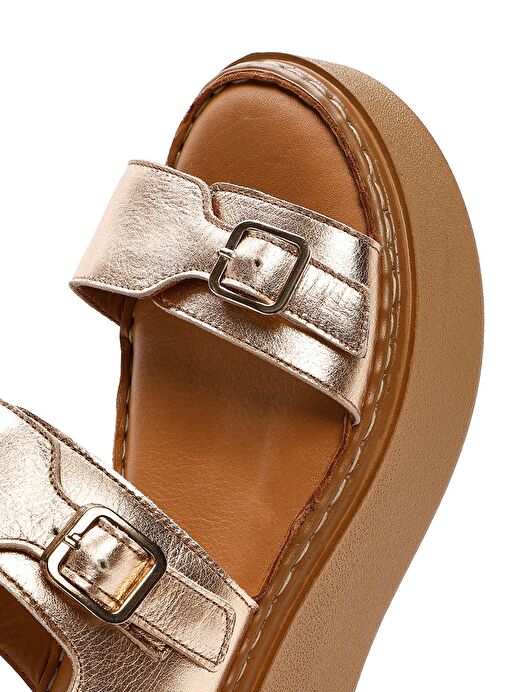 Kadın Bronz Tokalı Kalın Tabanlı Metalik Deri Comfort Sandalet 25SFD342432 - Görsel 9