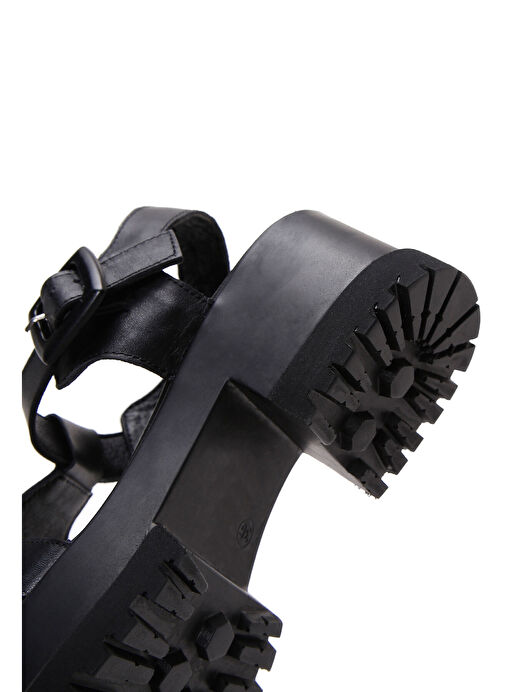 Kadın Siyah Bilekten Bantlı Kalın Tabanlı Deri Sandalet 25SFD200318 - Görsel 8