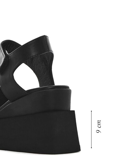 Kadın Siyah Bilekten Bantlı Dolgu Topuklu Deri Sandalet 25SFD201818 - Görsel 3