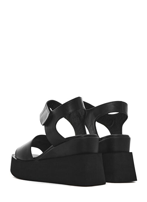 Kadın Siyah Bilekten Bantlı Dolgu Topuklu Deri Sandalet 25SFD201818 - Görsel 6