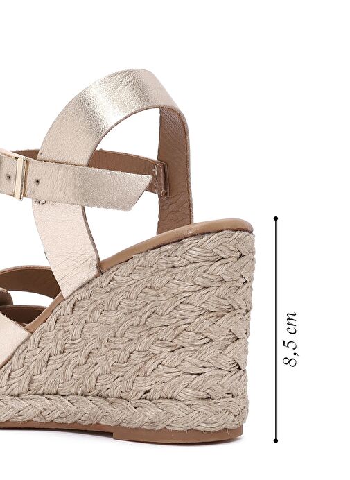 Kadın Altın Bilekten Tokalı Dolgu Topuklu Metalik Deri Espadril Sandalet 25SFD153332 - Görsel 3