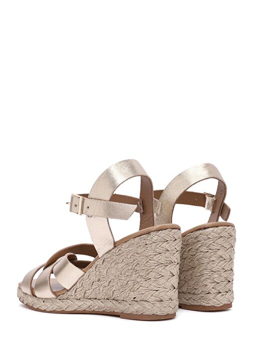 Kadın Altın Bilekten Tokalı Dolgu Topuklu Metalik Deri Espadril Sandalet 25SFD153332 - Görsel 7
