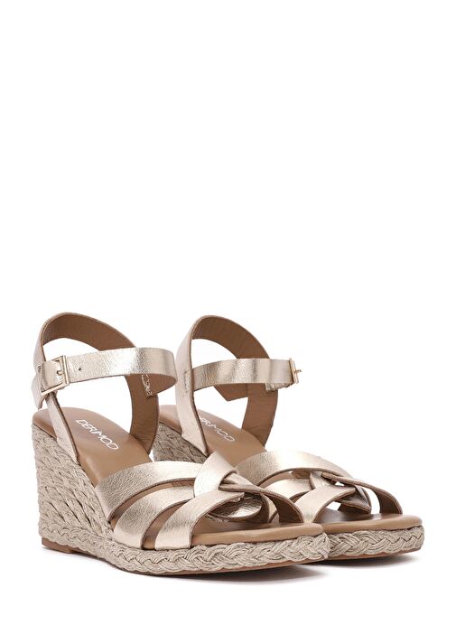 Kadın Altın Bilekten Tokalı Dolgu Topuklu Metalik Deri Espadril Sandalet 25SFD153332 - Görsel 4