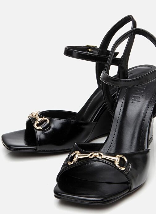 Kadın Siyah Tokalı Dolgu Topuklu Sandalet - Görsel 4