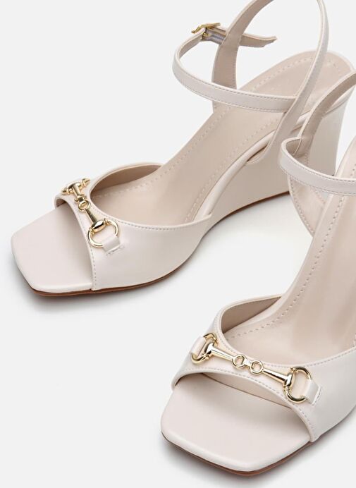 Kadın Bej Tokalı Dolgu Topuklu Sandalet - Görsel 4