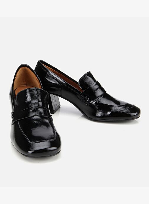 Kadın Rugan Deri Siyah Topuklu Klasik Loafer 01AYH312780A100 - Görsel 3