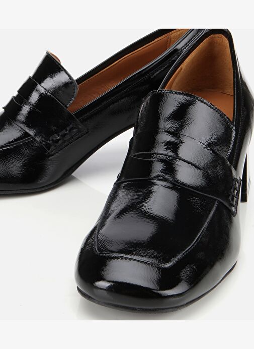 Kadın Rugan Deri Siyah Topuklu Klasik Loafer 01AYH312780A100 - Görsel 4