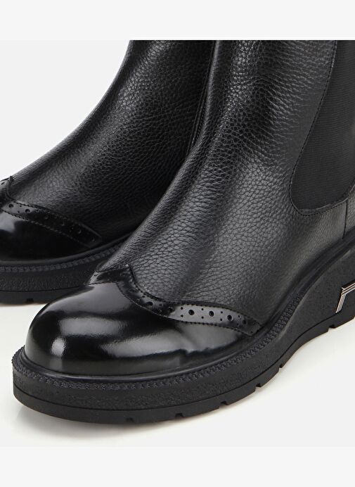 Kadın Deri Siyah Lastik Detaylı Dolgu Topuklu Bot 01BOH313380A100 - Görsel 4