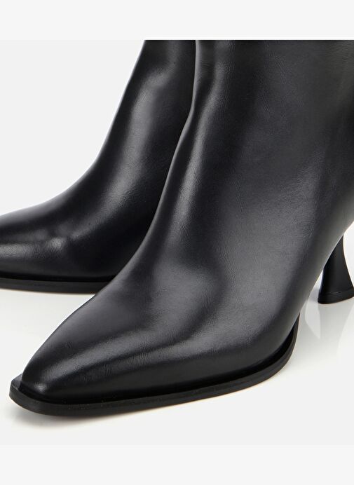Kadın Deri Siyah Sivri Burunlu Bilekte Topuklu Bot 01BOH313220A100 - Görsel 4