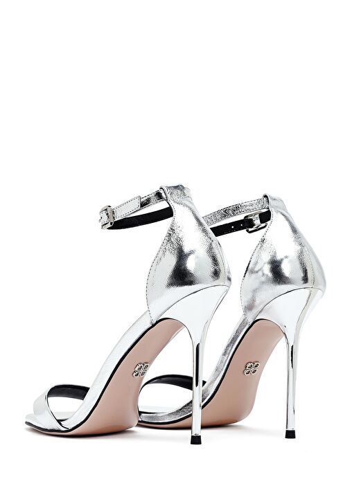 Kadın Gümüş Bilekten Tokalı Yüksek İnce Topuklu Metalik Deri Sandalet 25SFD494532 - Görsel 7