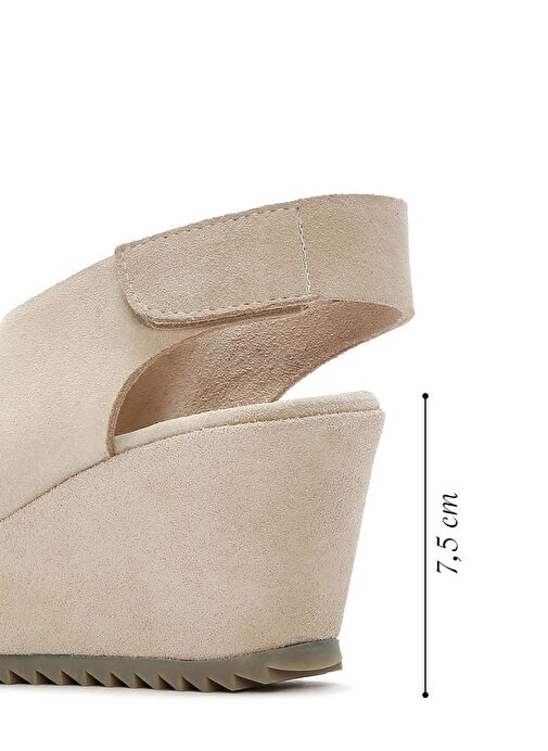 Kadın Bej Arkadan Bantlı Dolgu Topuklu Süet Deri Sandalet 25SFD141010 - Görsel 3