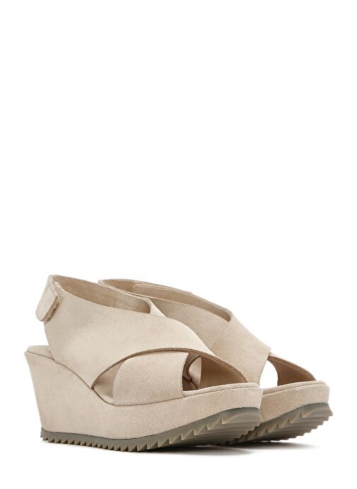 Kadın Bej Arkadan Bantlı Dolgu Topuklu Süet Deri Sandalet 25SFD141010 - Görsel 4