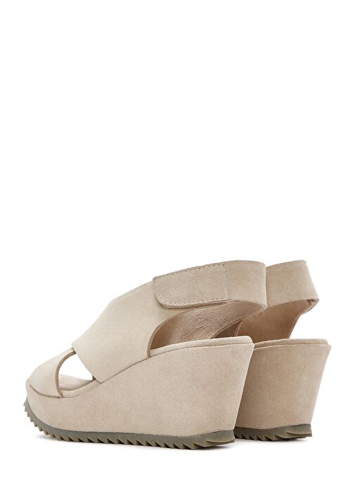 Kadın Bej Arkadan Bantlı Dolgu Topuklu Süet Deri Sandalet 25SFD141010 - Görsel 7