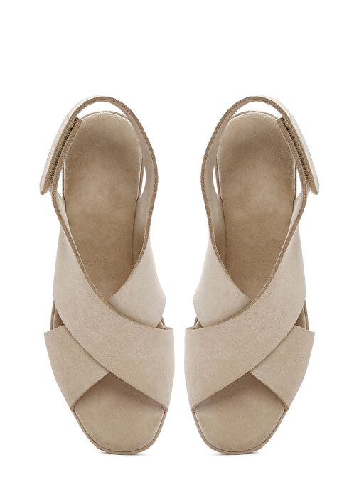 Kadın Bej Arkadan Bantlı Dolgu Topuklu Süet Deri Sandalet 25SFD141010 - Görsel 9