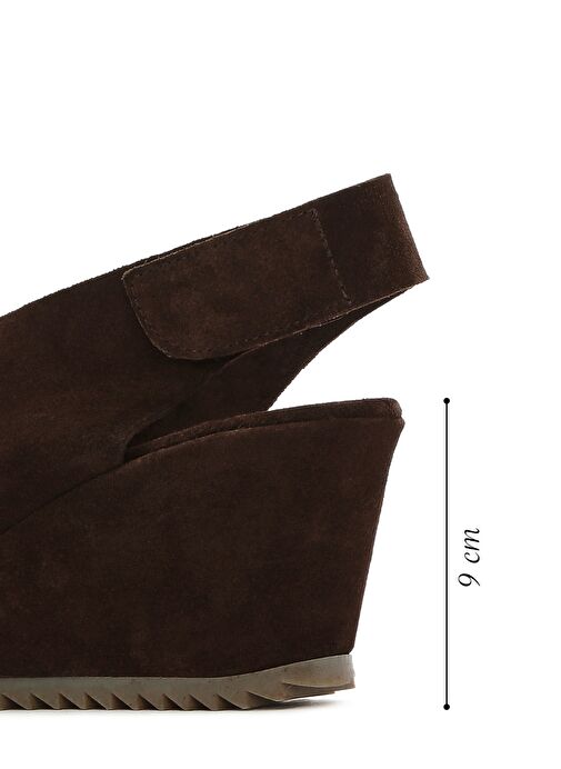 Kadın Kahverengi Arkadan Bantlı Dolgu Topuklu Süet Deri Sandalet 25SFD141010 - Görsel 3