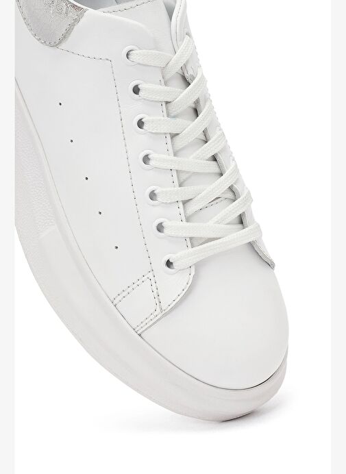Kadın Beyaz Bağcıklı Kalın Tabanlı Deri Sneaker 25AFD220518 - Görsel 9