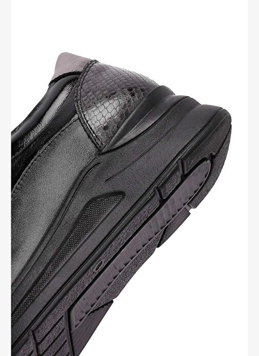 Kadın Siyah Bağcıklı Kalın Tabanlı Deri Sneaker 25AFD412814 - Görsel 9