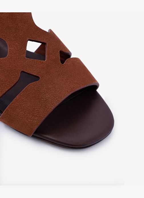 Çapraz Bant Detaylı Deri Sandalet - Görsel 3