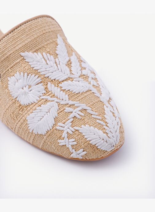 Nakış Detaylı Önü Kapalı Terlik - Görsel 3