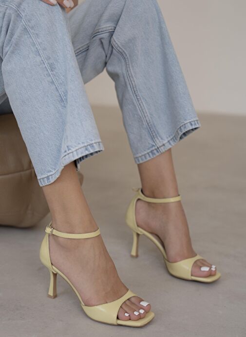 Dalot Sarı Rugan Hakiki Deri Topuklu Ayakkabı - Görsel 4
