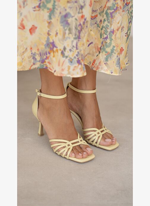 Donk Sarı Rugan Hakiki Deri Topuklu Ayakkabı - Görsel 2