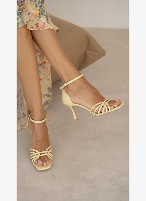 Donk Sarı Rugan Hakiki Deri Topuklu Ayakkabı - Görsel 3